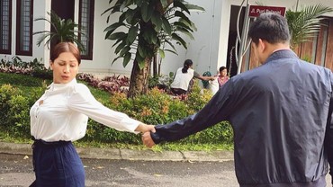 img-title Tata Janeeta Foto Pegangan Tangan dengan Pria, Raden Brotoseno?