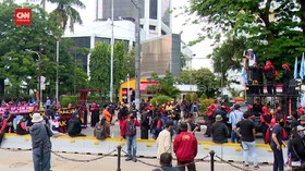 VIDEO: Ribuan Warga Berlibur, Ratusan Buruh Berunjuk Rasa