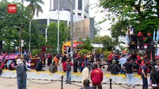 VIDEO: Ribuan Warga Berlibur, Ratusan Buruh Berunjuk Rasa