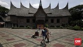 FOTO: Wisata Libur Panjang di TMII Sejumlah warga memanfaatkan libur panjang cuti bersama dengan wisata ke Taman Mini Indonesia Indah (TMII), Jakarta.