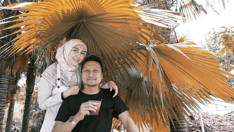Arie Untung dan Fenita Arie Romantisnya Arie Untung dan Fenita Arie Saat Makan Bareng