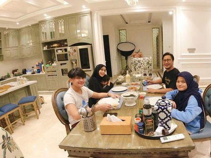 7 Potret Rumah Arie Untung & Fenita, Mewah tapi Ada 'Warung'