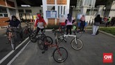FOTO: Antusiasme Warga Berolahraga di Velodrome Saat Corona Sejumlah warga mengantre untuk berolahraga di Jakarta International Velodrome (JIV), Rawamangun, Jakarta di tengah pandemi virus corona.
