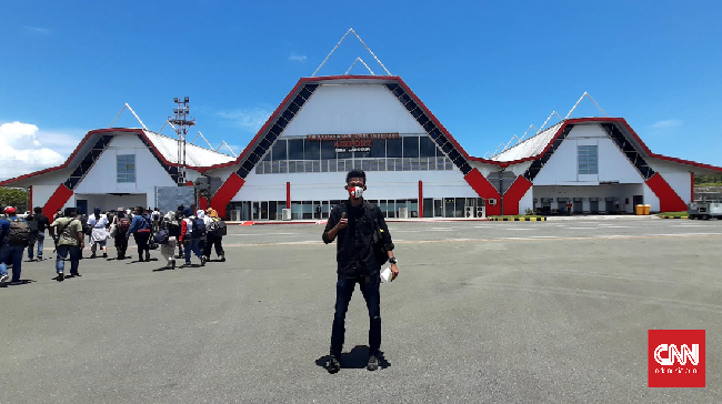 Ratusan wisatawan itu ingin mengisi waktu libur panjang di salah satu wisata favorit di perbatasan Indonesia-Australia itu.