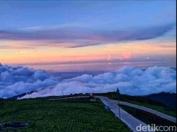 Indahnya Jalan di Atas Awan Kecamatan Bawang Dieng Saat Cuti Bersama