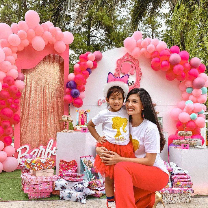 <p>Di hari ulang tahunnya, Cleo mengenakan pakaian yang kompak dengan Bundanya. Mereka sama-sama cantik ya. (Foto: Instagram @duma_riris)</p>