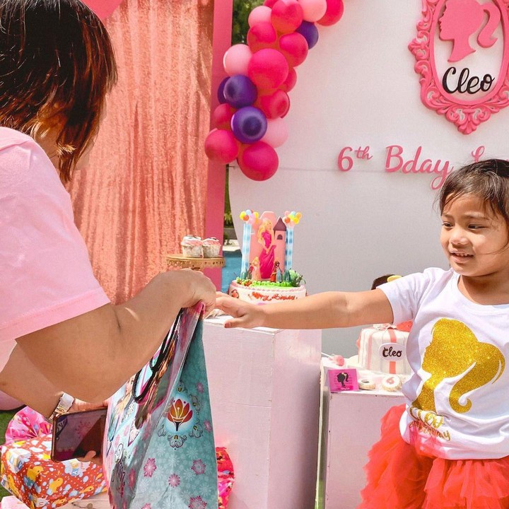 <p>Sebagai birthday girl, Cleo mendapat banyak ucapan selamat serta kado, Bunda. (Foto: Instagram @duma_riris)</p>