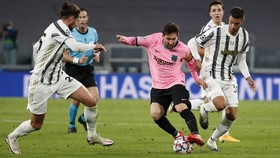 Ronaldo Gigit Jari Lihat Messi Unjuk Gigi di Turin