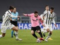 Ronaldo Gigit Jari Lihat Messi Unjuk Gigi di Turin