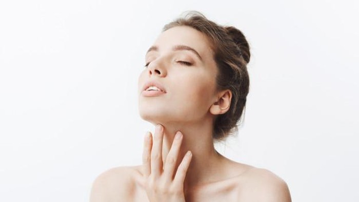 Selain Wajah, Perlukah Eksfoliasi Kulit Leher?