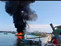 Kapal Motor Muat Solar Terbakar di Perairan Gili Ketapang, Kerugian Rp 150 Juta