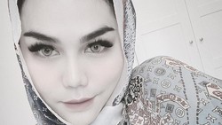 6 Penampilan Baru DJ Katty Butterfly Usai Jadi Mualaf