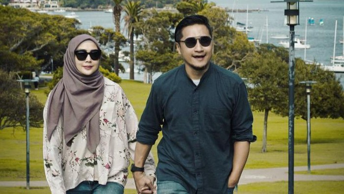Kemesraan Arie Untung dan Fenita Arie usai Hijrah