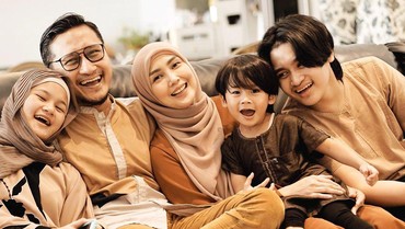 img-title Alasan Arie Untung & Fenita Arie Pilih Pesantren Jadi Sekolah Anak