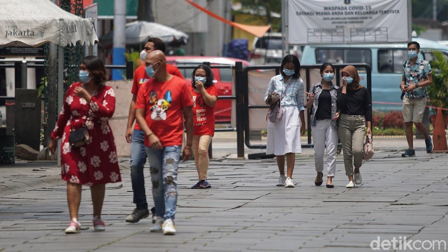 Memasuki libur hari kedua, Wisatawan mulai mendatangi objek wisata Kota Tua, Jakarta, Kamis (29/10/2020). Libur panjang dan cuti bersama yang ditetapkan pemerintah seperti ini biasanya kawasan wisata kota tua selalu dibanjiri oleh pengunjung.