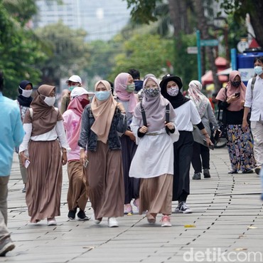 Wisatawan Membludak Saat Libur Panjang, Jaga Jarak Diabaikan