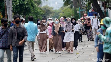 img-title Wisatawan Membludak Saat Libur Panjang, Jaga Jarak Diabaikan