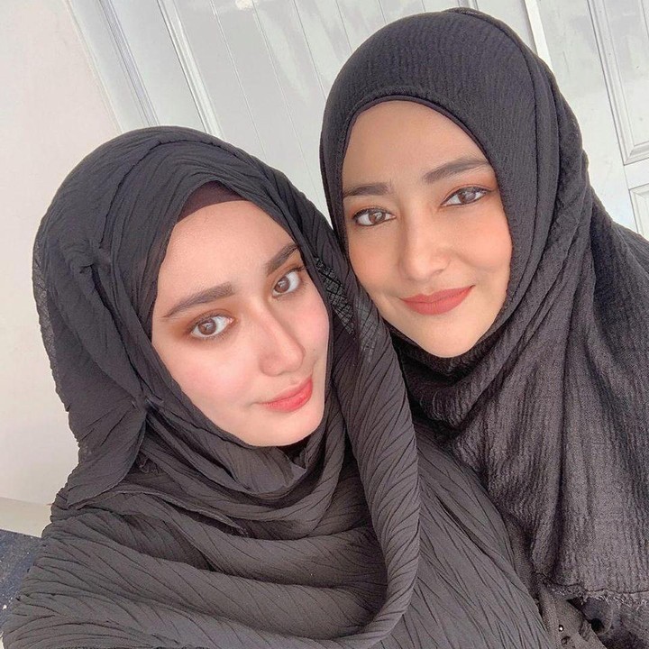 <p>3. Cindy Fatikasari dan Tengku Syaira<br /><br />Persis seperti kata pepatah, buah tak jatuh jauh dari pohonnya, kecantikan Cindy Fatikasari bagai pinang dibelah dua dengan putri sulungnya, Tengku Syaira Anataya. Enggak cuma paras, ternyata keduanya juga hobi yang sama, yakni pakai alat-alat make-up, Bunda. (Foto: Instagram @cindyfatikasari18)</p>