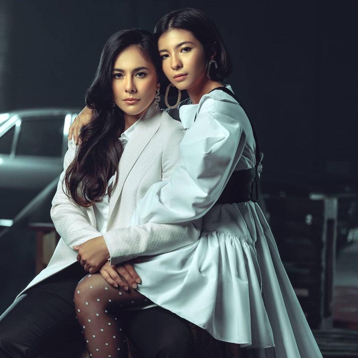 <p>2. Wulan Guritno dan Shaloom<br /><br />Aktris Wulan Guritno juga menurunkan kecantikannya kepada sang putri, Shaloom Razade Syach, Bunda. Lihat deh, dari foto ini Wulan dan Shaloom tampak sama-sama cantik menawan ya, Bunda? (Foto: Instagram @wulanguritno)</p>