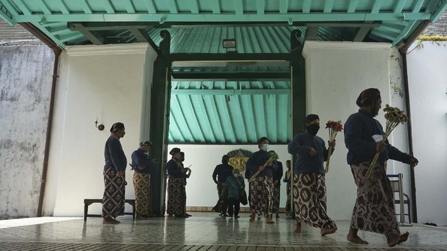 Para abdi dalem Keraton Yogyakkarta berharap mendapat vaksin Covid-19 lantaran banyak tradisi keraton yang mengalah kepada pandemi.