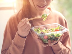 5 Tips Makan Sehat Agar Resolusi Gaya Hidup Sehat Mudah Dijalani