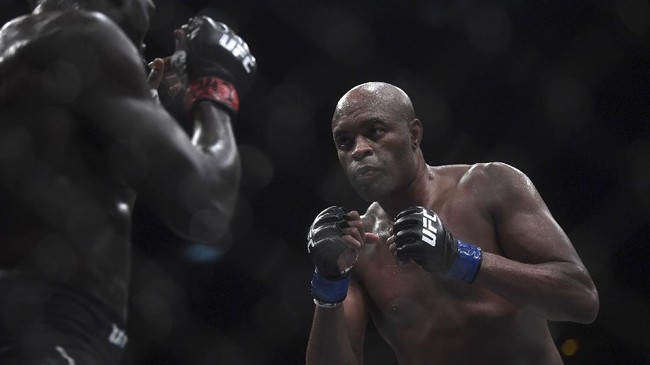 Duel Uriah Hall vs Anderson Silva di UFC Fight Night, Minggu (1/11) pagi, berakhir dengan permintaan maaf sang junior kepada senior.
