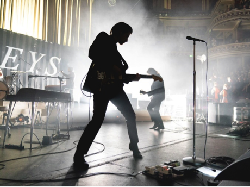 Arctic Monkeys Rilis Album Live untuk Kumpulkan Donasi