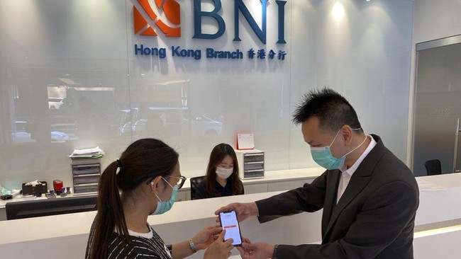 Dengan layanan International Remittance di aplikasi BNI Mobile Banking, nasabah dapat kirim uang ke bank luar negeri tanpa perlu mengunjungi kantor cabang bank.
