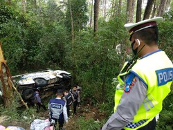 Minibus Wisatawan Terjun ke Jurang Sarangan, Selain 1 Tewas Ada 7 Luka-luka