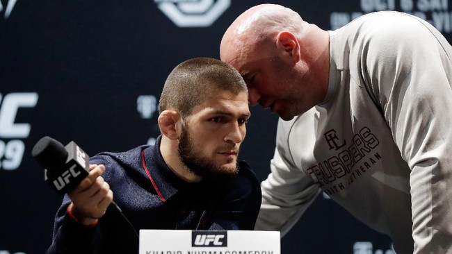 CEO UFC, Dana White, membela sekaligus menyindir Khabib Nurmagomedov terkait insiden diusir dari penerbangan pesawat Frontier Airlines.