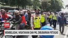 VIDEO: Membludak, Wisatawan dan PKL Dibubarkan Petugas