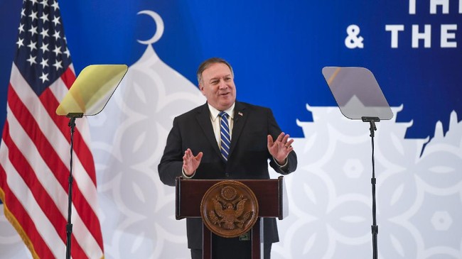 Menlu AS Mike pompeo harus dikarantina setelah ia berinteraksi dengan seorang pasien covid-19. Hasil tes sebenarnya menunjukkan dia negatif corona.