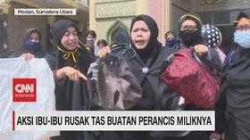 VIDEO: Aksi Ibu-Ibu Rusak Tas Buatan Prancis Miliknya
