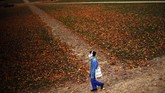 NYALANG: Mencari Renjana di Balik Mata Dalam foto pilihan CNNIndonesia.com pekan ini, ada model di China Fashion Week, kantuk Menteri Pertahanan Brasil, dan kisah pasangan di stasiun kereta.