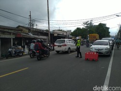 One Way di Puncak Bogor, Polisi Sekat Kendaraan di Simpang Megamendung