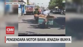 VIDEO: Pengendara Motor Bawa Jenazah Ibunya