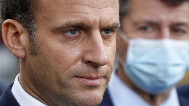 Presiden Prancis Emmanuel Macron ditampar oleh seorang pria saat tengah melakukan kunjungan kerja, Selasa (8/6).