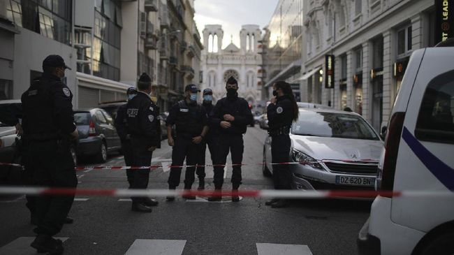 Prancis Akan Razia Puluhan Masjid Diduga Sarang Radikalisme Pihak berwenang Prancis akan merazia puluhan masjid dan tempat salat yang dicurigai menjadi markas penyebaran ajaran radikalisme pada Kamis (3/12).