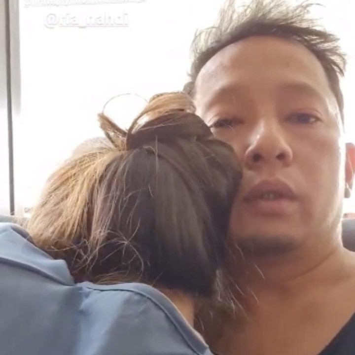 <p>Di tengah kontraksi, Sabai sampai minta pelukan sama Ringgo nih untuk menahan rasa sakit. Kata Ringgo, kontraktis alias kontraksi romantis. <em>He he he</em> ada-ada saja. (Foto: Instagram @ringgoagus)</p>