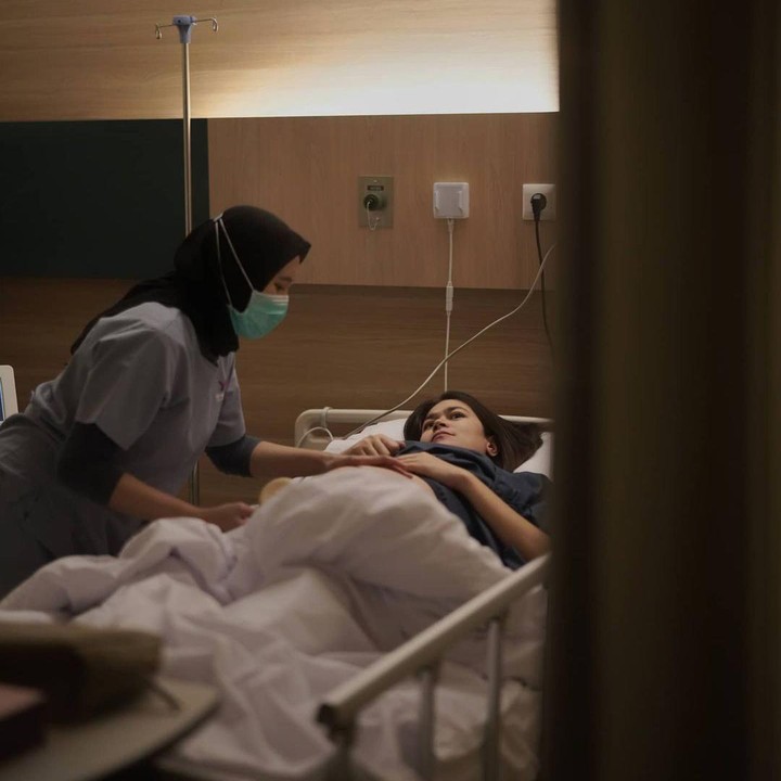 <p>Sabai Morscheck saat dicek dokter. Sempat enggak bisa tidur karena kontraksi, tapi pembukaan tak bertambah. "<em>Hmm.. belum ada tanda2, kasian bojo mules2 mulu coba tidur tp kontaksi mulu, belum bisa tidur huhuhu...</em>" tulis Ringgo Agus di caption foto ini. (Foto: Instagram @ringgoagus)</p>