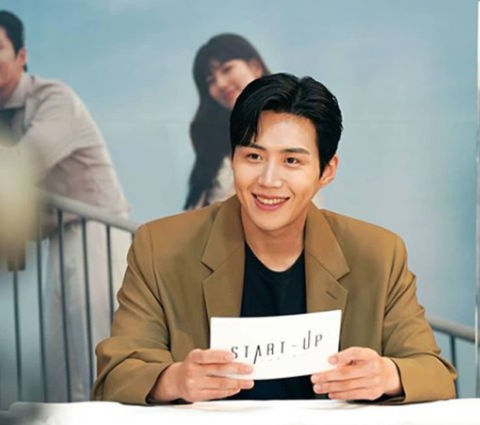 Memerankan profesi sebagai seorang yang sangat sukses bekerja di perusahaan start up populer Sand Box dan kaya raya membuat perannya sangat memukau di awal episode tayang. Tak hanya itu, ia dikenal sebagai seorang yang pintar dalam berinvestasi. Maka gak heran sebagian penonton terpanah karena pesonanya (Instagram.com/@_seonhokim)