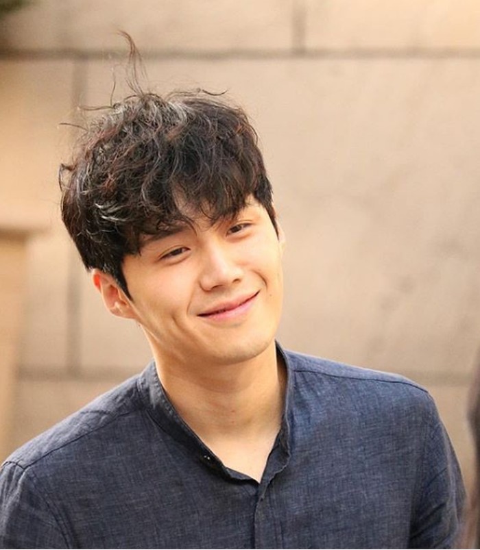 Siapa yang gak leleh sama lesung pipinya. Dengan style rambut yang demikian, semakin membuatnya tambah menggemaskan (Instagram.com/@_seonhokim)