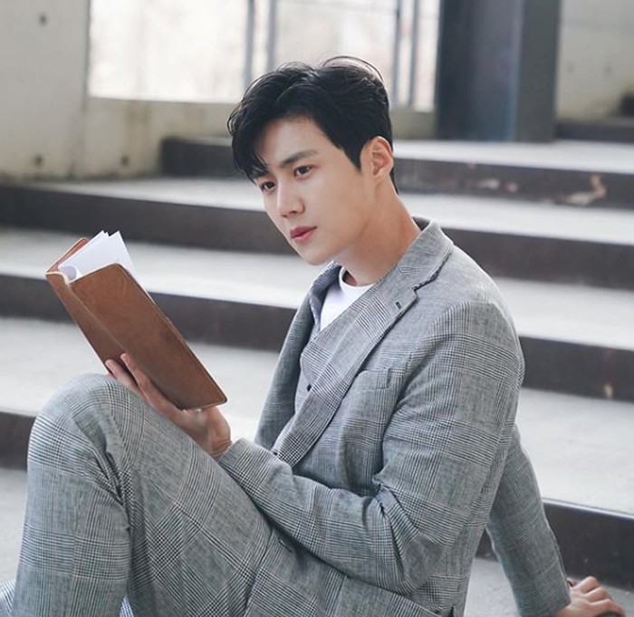 Perannya sebagai Han Ji Pyeong memang sangat menarik. Dimulai saat ia remaja yang telah menjadi yatim piatu, karena kecerdasannya dalam dunia investasi ia pun hijrah ke Seoul hingga sukses bergabung bersama Sand Box, perusahaan start up yang mewadahi para perusahaan rintisan (Instagram.com/@_seonhokim)