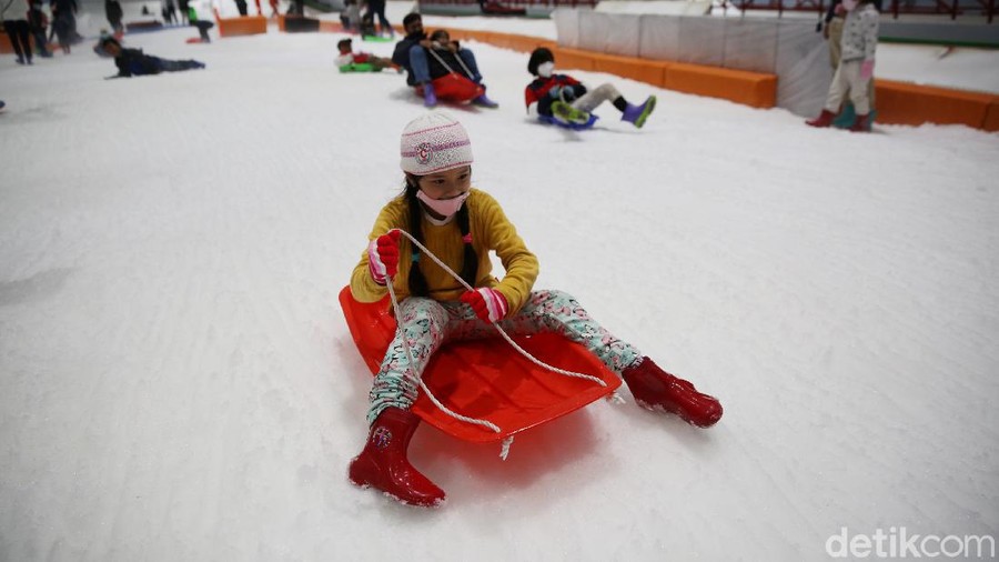 Momen libur panjang dimanfaatkan sejumlah warga untuk berlibur bersama keluarga. Salah satunya main salju di Trans Snow World Bekasi.
