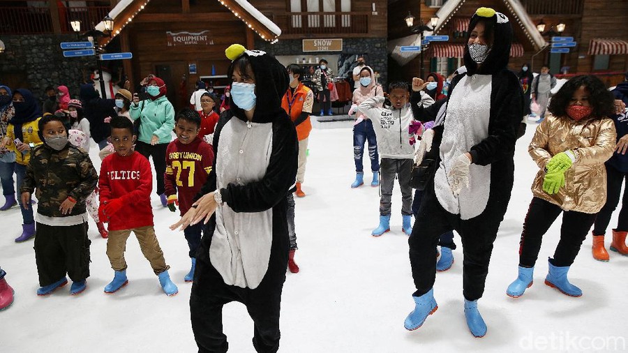 Momen libur panjang dimanfaatkan sejumlah warga untuk berlibur bersama keluarga. Salah satunya main salju di Trans Snow World Bekasi.