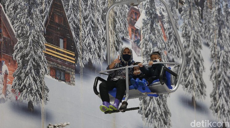 Momen libur panjang dimanfaatkan sejumlah warga untuk berlibur bersama keluarga. Salah satunya main salju di Trans Snow World Bekasi.