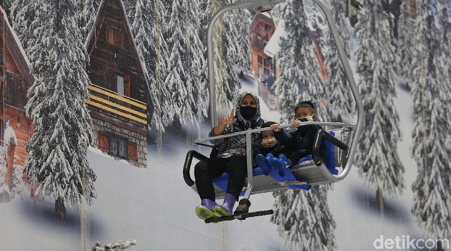 Momen libur panjang dimanfaatkan sejumlah warga untuk berlibur bersama keluarga. Salah satunya main salju di Trans Snow World Bekasi.