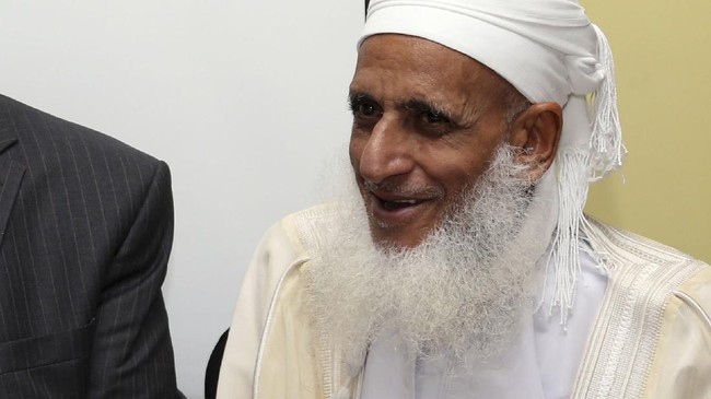 Mufti Besar Oman, Sheikh Ahmed Bin Hamad Al-Khalili, serta petinggi Qatar, Faisal bin Jassim Al Thani, mendukung boikot produk Prancis.