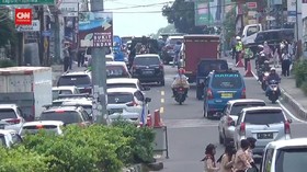 VIDEO: Meski Macet, Jumlah Kendaraan Menuju Puncak Menurun