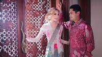 <p>Ia tampak cantik mengenakan kebaya dan rambutnya disanggul ketika acara resmi. Serasi dengan Panji Adhikumoro. (Foto: Instagram @varshaadhikumoro)</p>